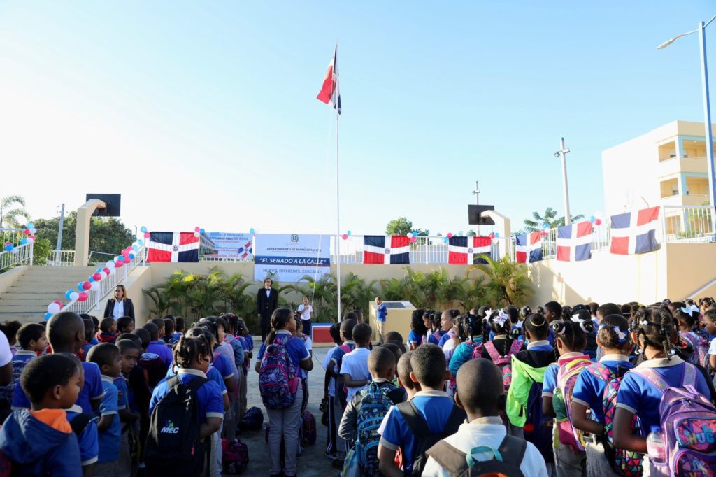 El Senado realiza un izamiento de bandera en el Centro Educativo Domiciano Matos Sena de Los Alcarrizos 1