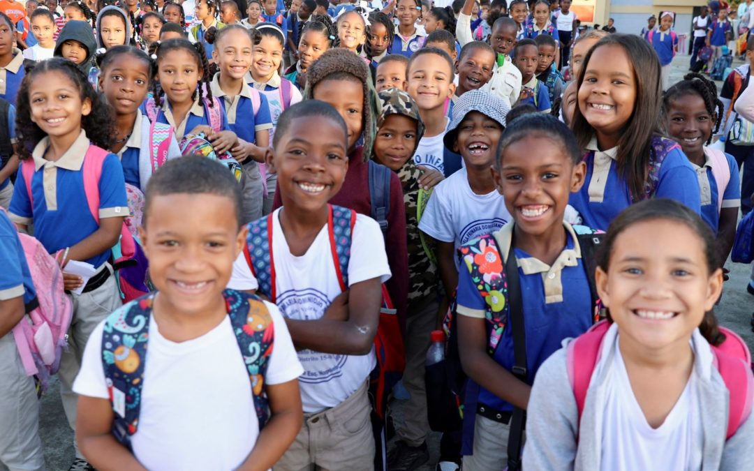 Historial de Noticias 8 El Senado realiza un izamiento de bandera en el Centro Educativo Domiciano Matos Sena, de Los Alcarrizos