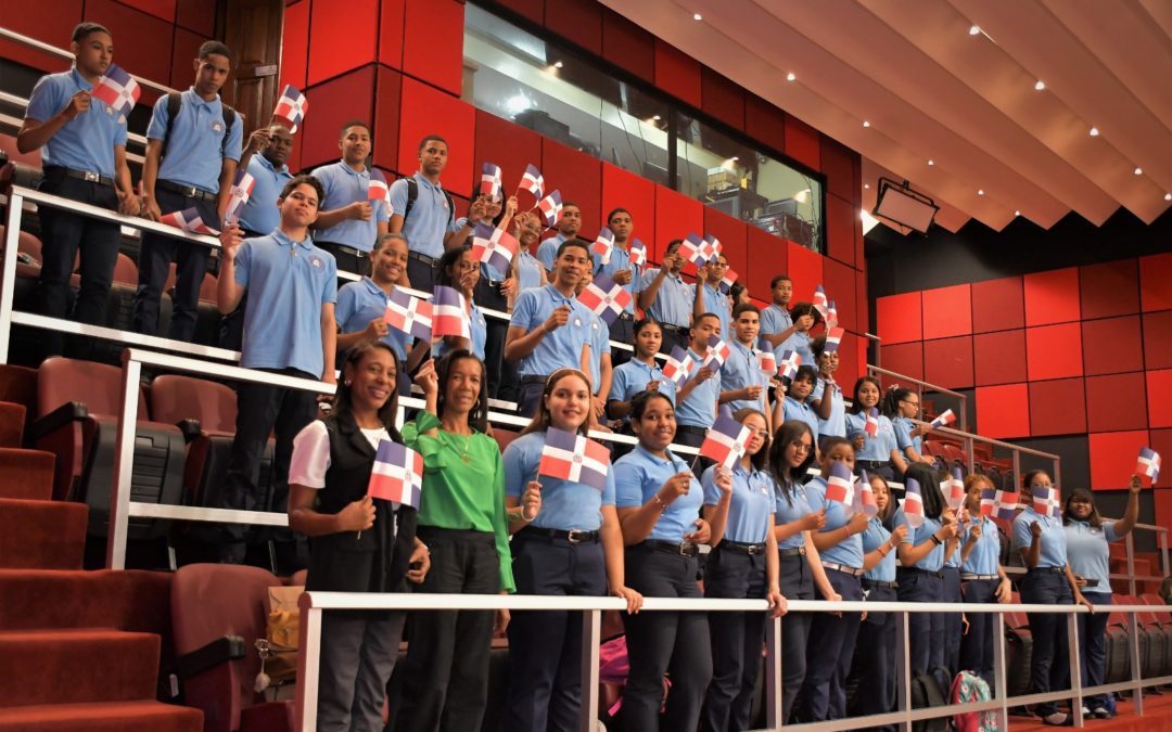 Historial de Noticias 7 Estudiantes del Colegio Evangélico Emanuel, de Provincia Santo Domingo conocen por dentro el Senado