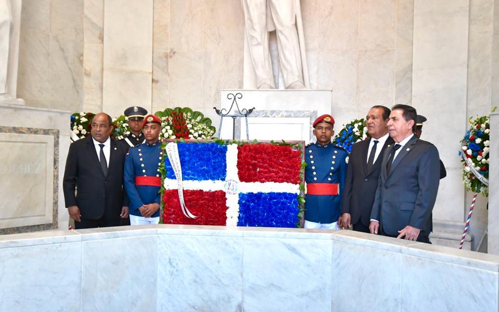 La ofrenda fue depositada por una comisión conformada por los senadores Milcíades Franjul (Peravia); Ramón Pimentel (Montecristi); y Antonio Marte (Santiago Rodríguez).