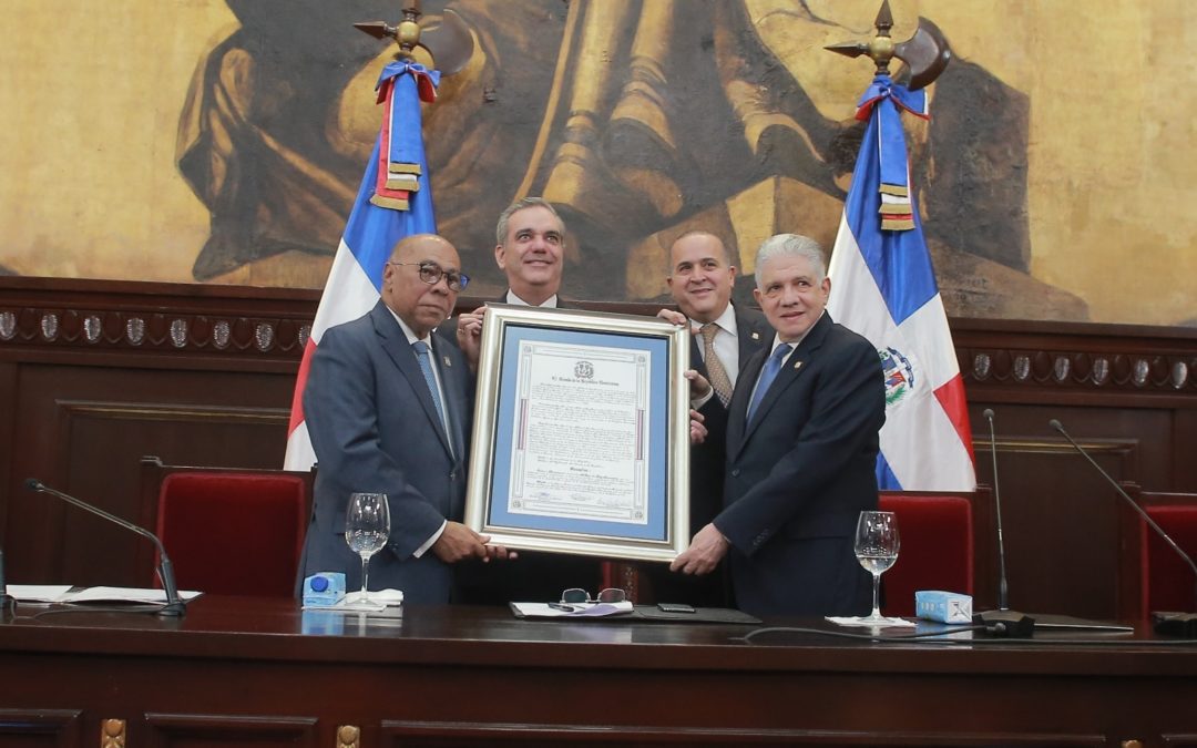 Historial de Noticias 7 El Senado reconoce a Milton Ray Guevara por su exitosa trayectoria profesional