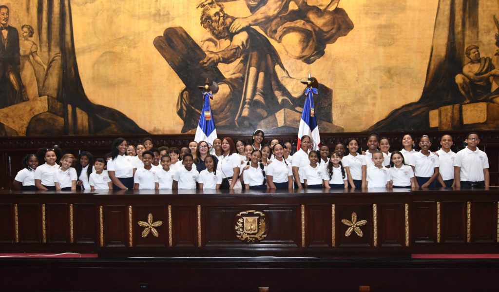 El Senado ofrece visita guiada a estudiantes de la Comunidad Educativa Sagus de Provincia Santo Domingo 2