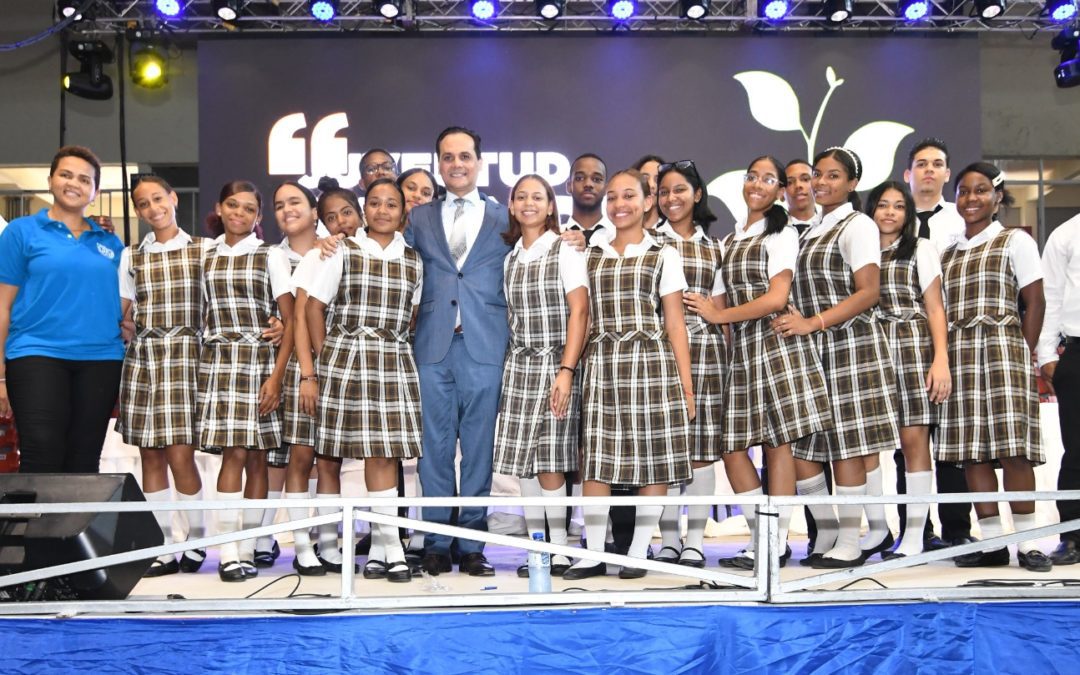 Historial de Noticias 2 El senador Iván Silva entrega certificados a más de 5,000 jóvenes capacitados en el programa Juventud Prende y Emprende