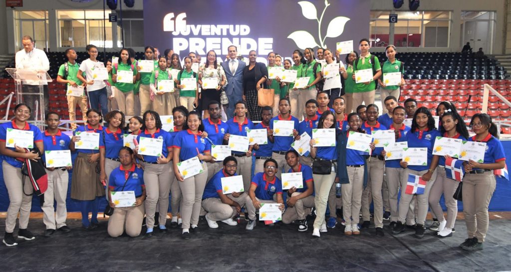 El senador Ivan Silva entrega certificados a mas de 5000 jovenes capacitados en el programa Juventud Prende y Emprende4