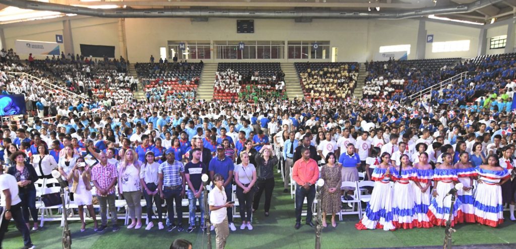 El senador Ivan Silva entrega certificados a mas de 5000 jovenes capacitados en el programa Juventud Prende y Emprende5