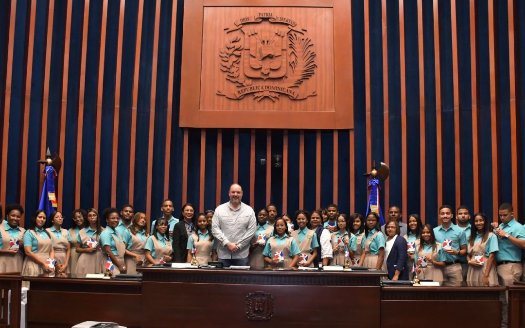 Historial de Noticias 6 Estudiantes del Liceo LICATEBA, de Barahona, llegan al Senado y conocen su historia