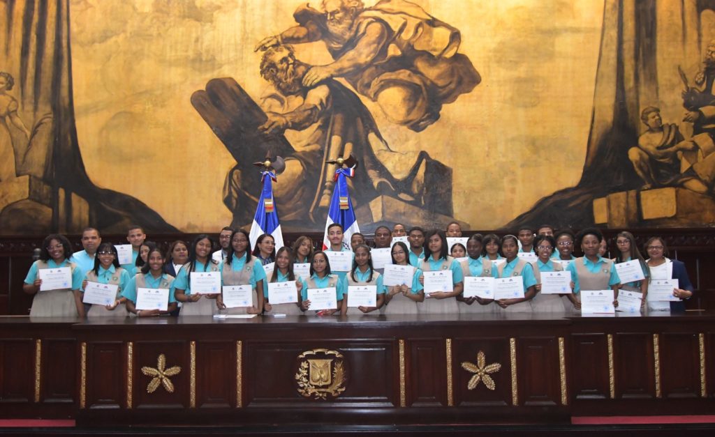 Estudiantes del Liceo LICATEBA de Barahona llegan al Senado y conocen su historia2