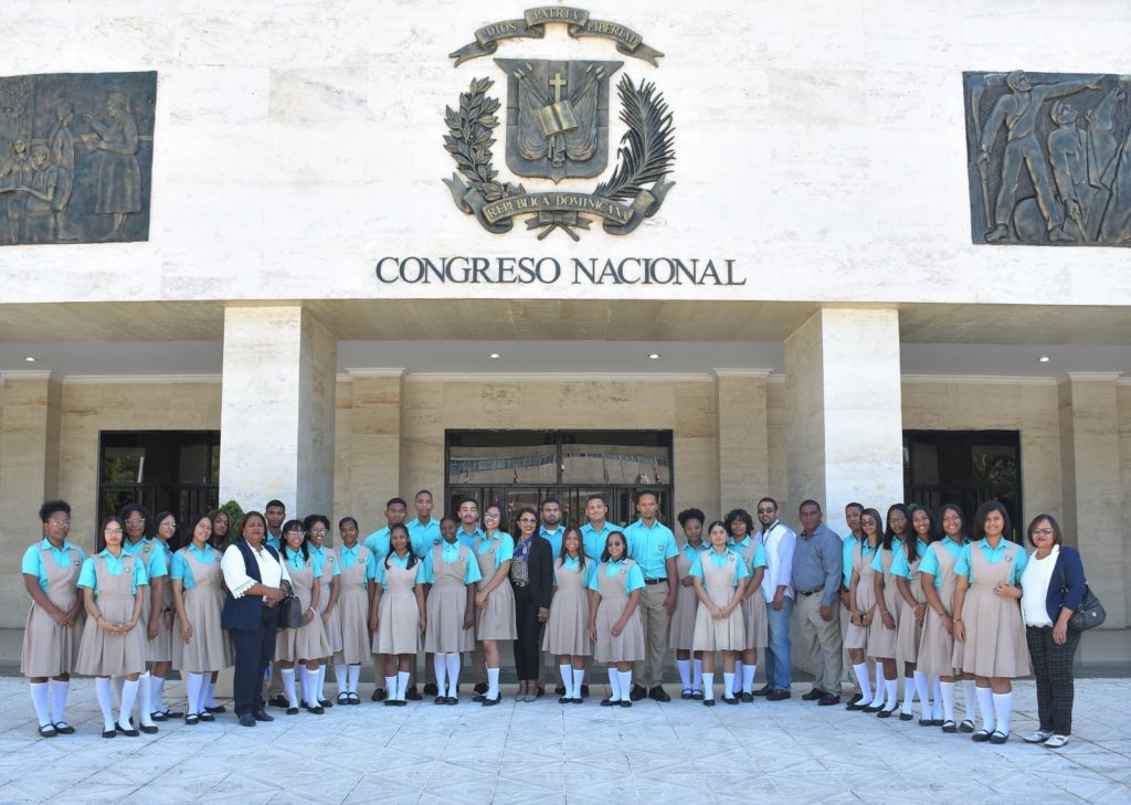 Estudiantes del Liceo LICATEBA de Barahona llegan al Senado y conocen su historia3