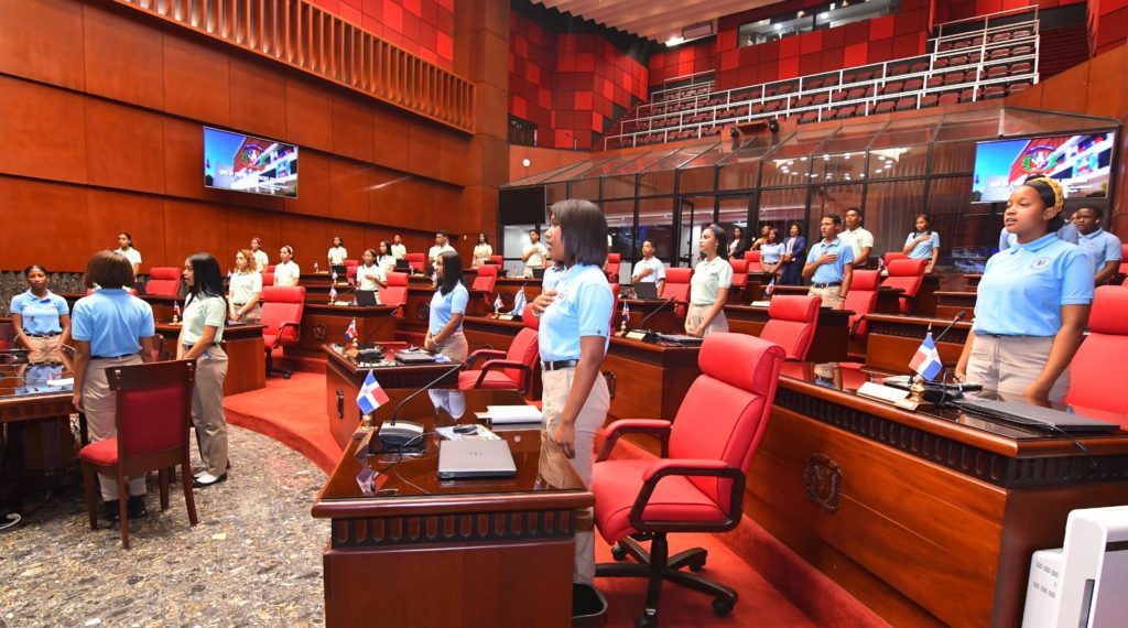 Estudiantes del Politecnico Cambita de San Cristobal conocen el Senado de la Republica2