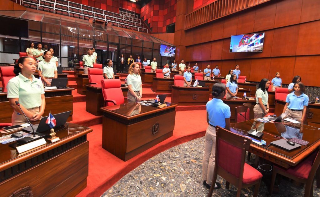 Estudiantes del Politecnico Cambita de San Cristobal conocen el Senado de la Republica3