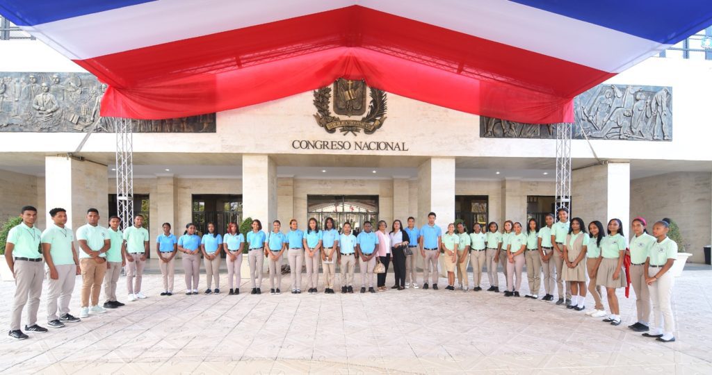 Estudiantes del Politecnico Cambita de San Cristobal conocen el Senado de la Republica4