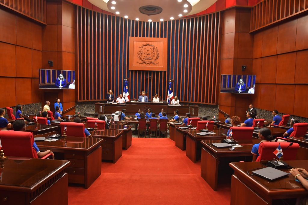 Estudiantes del centro educativo Ciudad del Conocimiento de Monte Plata conocen el Senado2