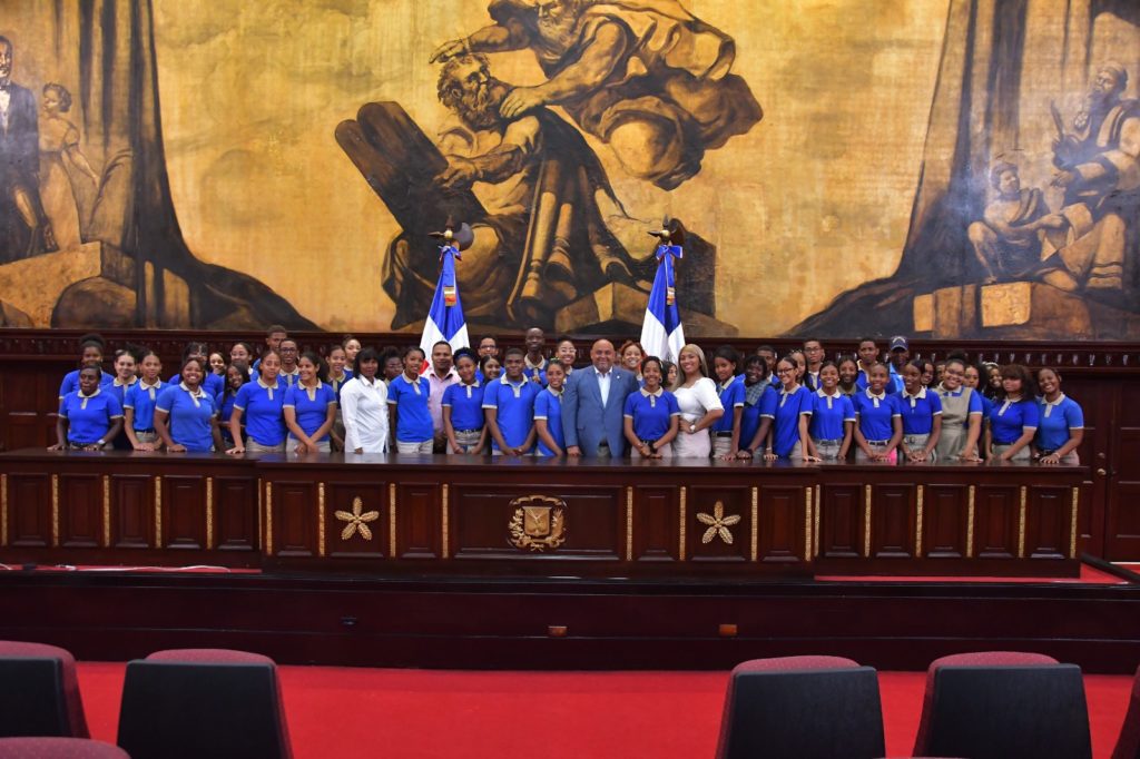 Estudiantes del centro educativo Ciudad del Conocimiento de Monte Plata conocen el Senado3