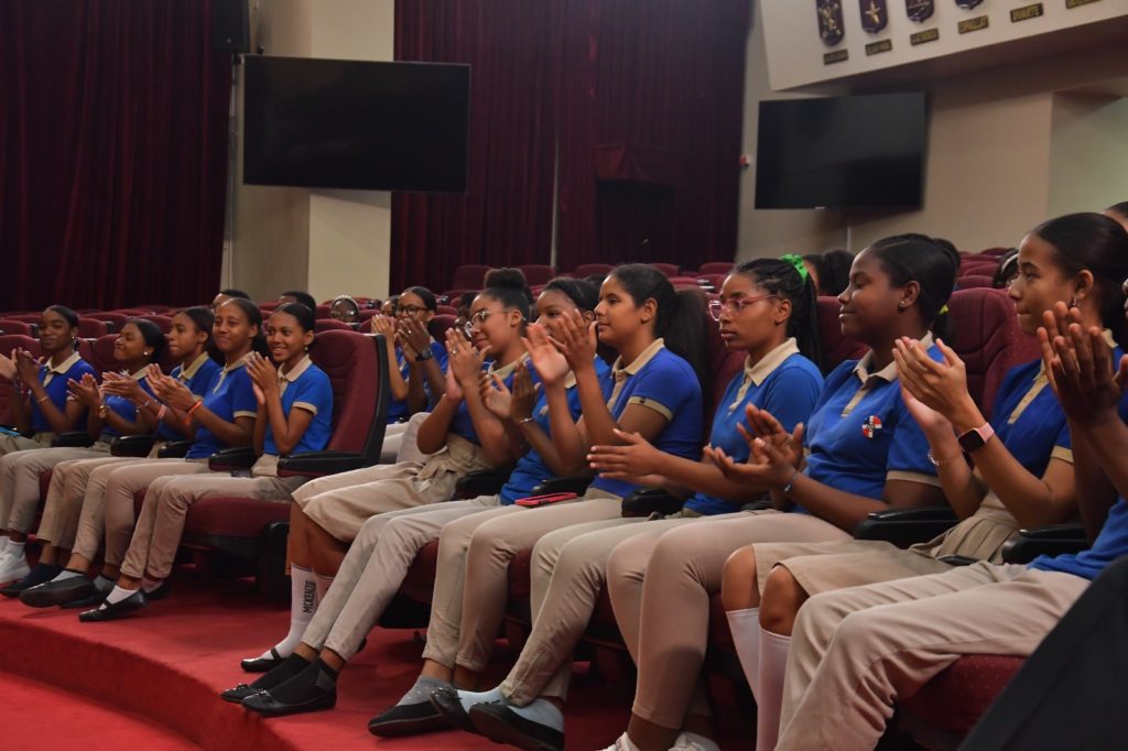 Estudiantes del centro educativo Ciudad del Conocimiento de Monte Plata conocen el Senado4 1