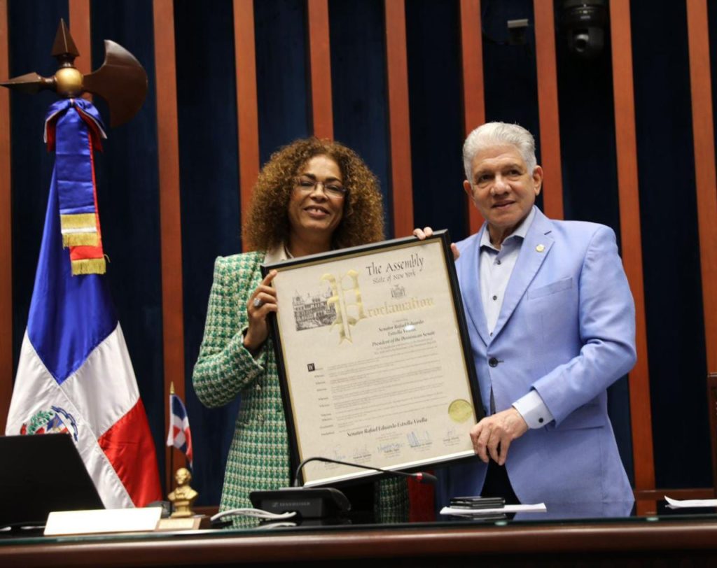 La Asamblea del Estado de Nueva York reconoce al presidente del Senado de la Republica2