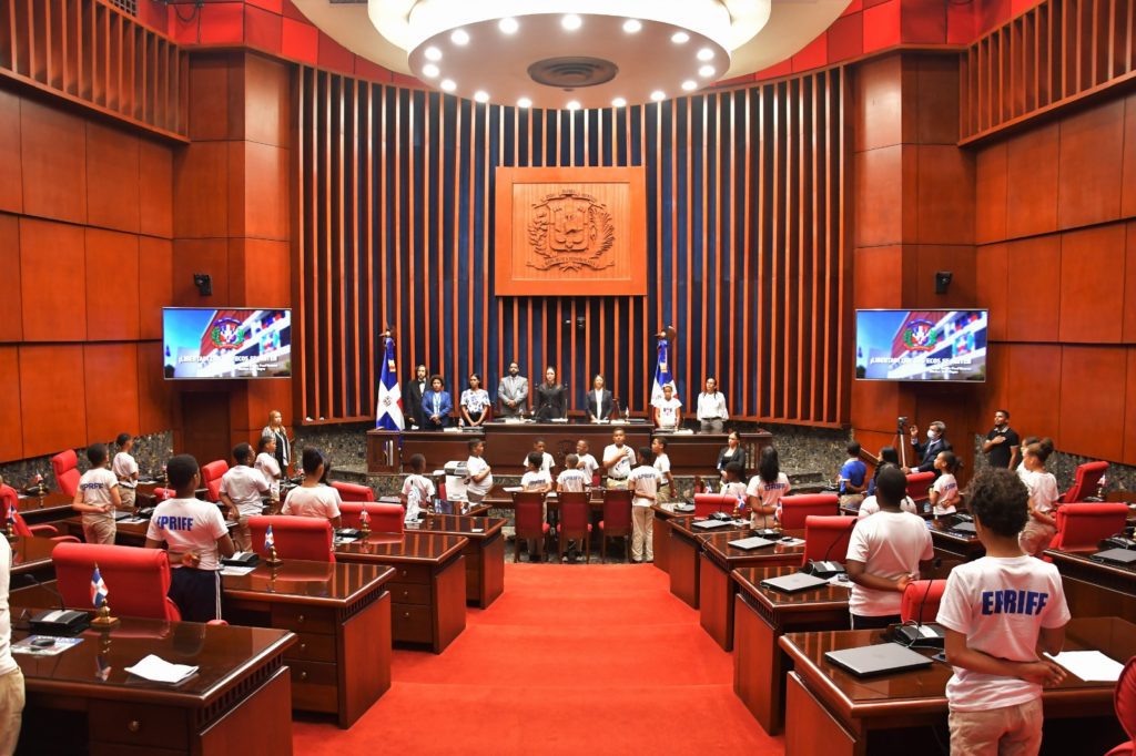 Un grupo de 70 estudiantes de la Escuela Primaria Fidel Ferrer del Distrito Nacional visitan y conocen de cerca el Senado1 1