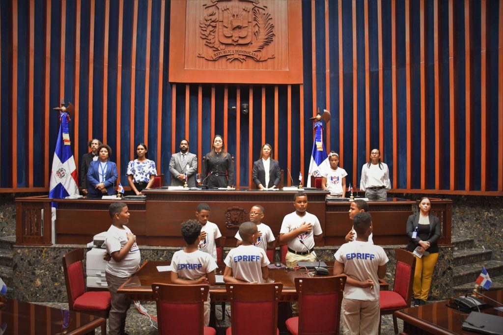 Un grupo de 70 estudiantes de la Escuela Primaria Fidel Ferrer del Distrito Nacional visitan y conocen de cerca el Senado2