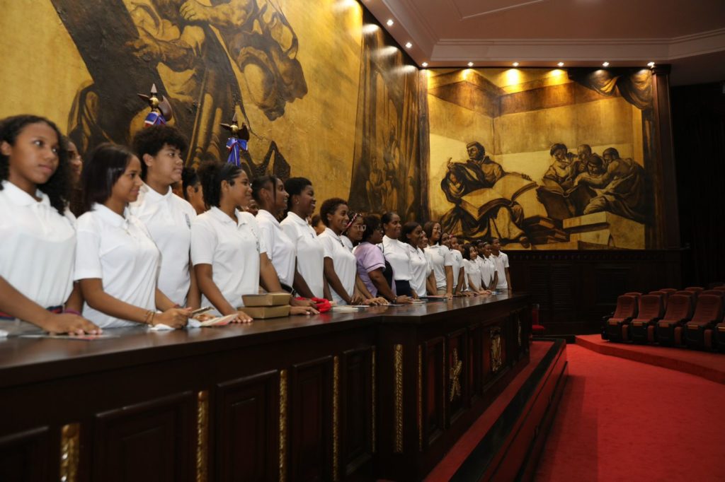 La Cámara Alta recibió a 50 estudiantes del Politécnico Nuestra Señora de la Esperanza, de Provincia Santo Domingo 7 WhatsApp Image 2023 03 15 at 9.14.49 AM