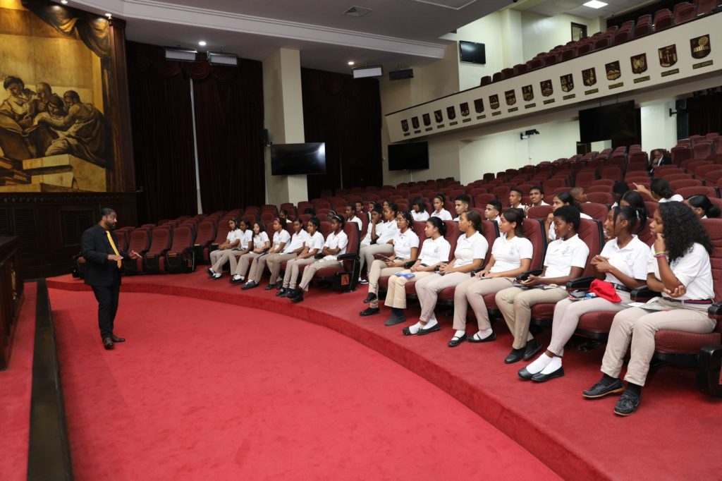 La Cámara Alta recibió a 50 estudiantes del Politécnico Nuestra Señora de la Esperanza, de Provincia Santo Domingo 8 Los visitantes tuvieron la oportunidad de compartir e interactuar con el personal del Departamento de Representación del Senado, que los acompañó en el recorrido por las diferentes áreas del organismo congresual.