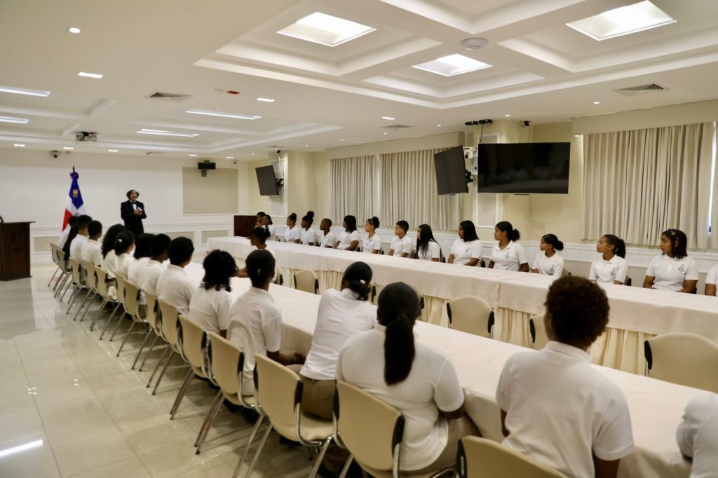 La Cámara Alta recibió a 50 estudiantes del Politécnico Nuestra Señora de la Esperanza, de Provincia Santo Domingo 5 WhatsApp Image 2023 03 15 at 9.14.50 AM 2