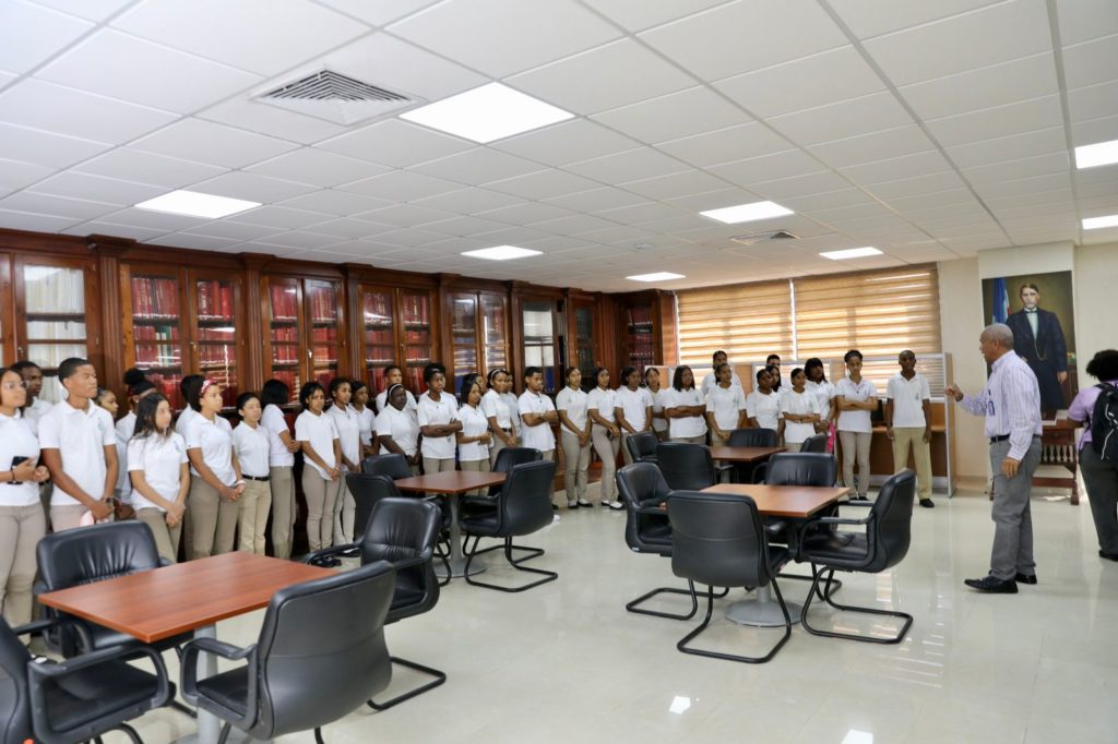 La Cámara Alta recibió a 50 estudiantes del Politécnico Nuestra Señora de la Esperanza, de Provincia Santo Domingo 3 WhatsApp Image 2023 03 15 at 9.14.53 AM 1