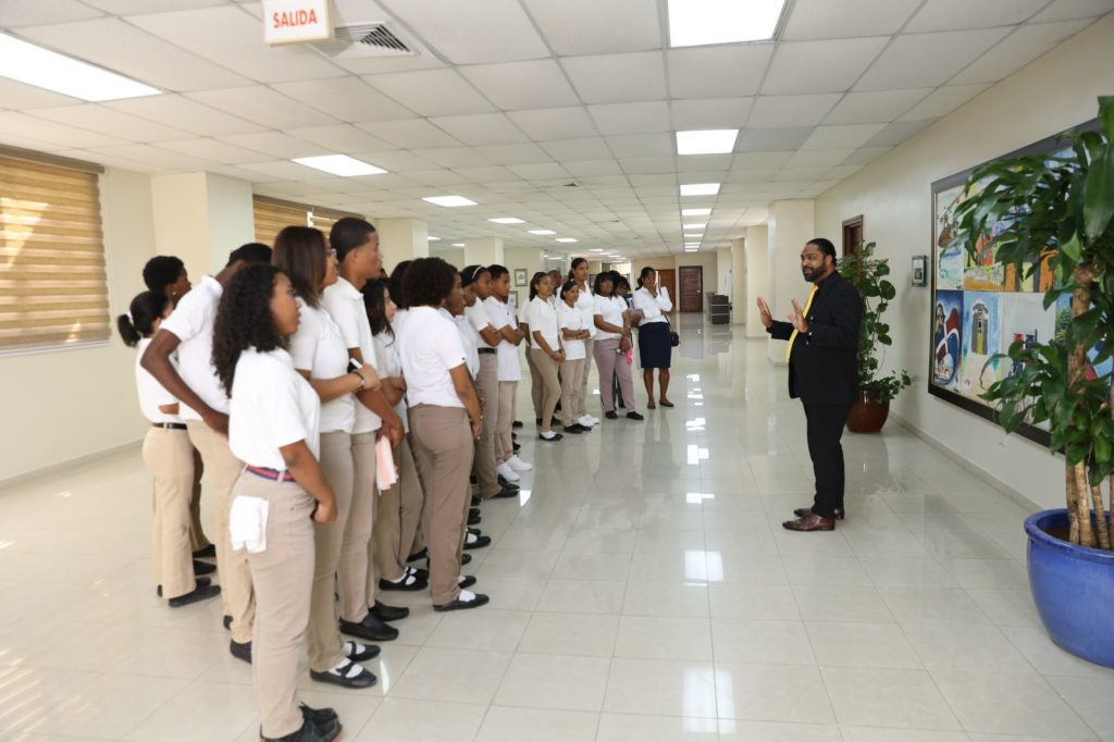 La Cámara Alta recibió a 50 estudiantes del Politécnico Nuestra Señora de la Esperanza, de Provincia Santo Domingo 2 WhatsApp Image 2023 03 15 at 9.14.53 AM