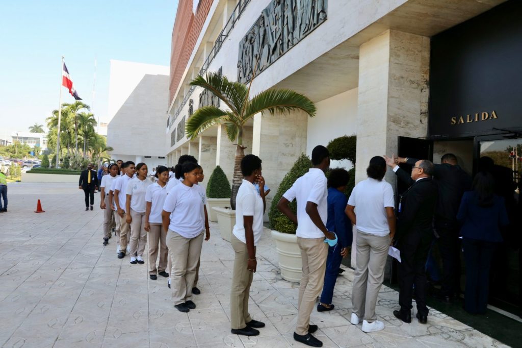 La Cámara Alta recibió a 50 estudiantes del Politécnico Nuestra Señora de la Esperanza, de Provincia Santo Domingo 1 WhatsApp Image 2023 03 15 at 9.14.53 AM 2