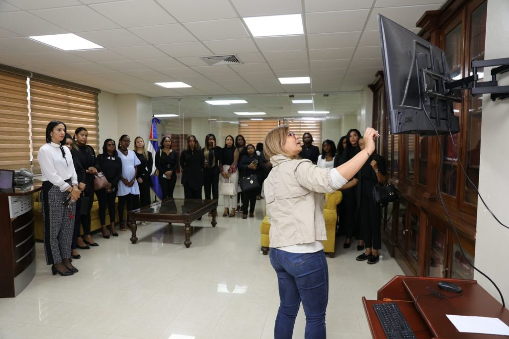 Las damas fueron invitadas por su representante senatorial, Franklin Rodríguez; y llegaron al Congreso Nacional bajo la coordinación de la joven Lissy Correa, quien contó la experiencia vivida durante su estadía.