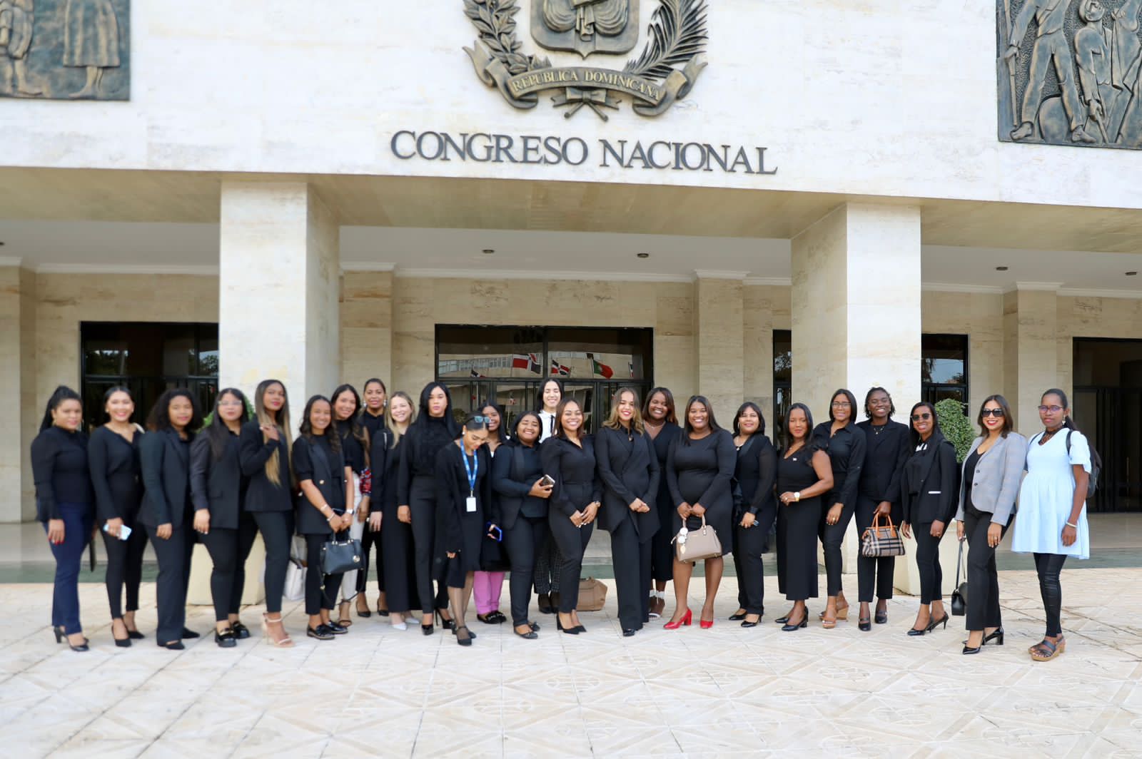 Las damas fueron invitadas por su representante senatorial, Franklin Rodríguez; y llegaron al Congreso Nacional bajo la coordinación de la joven Lissy Correa, quien contó la experiencia vivida durante su estadía.