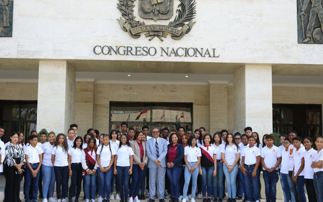 Historial de Noticias 11 Estudiantes del Colegio BELTMART, de San Pedro de Macorís, visitan el Senado de la República