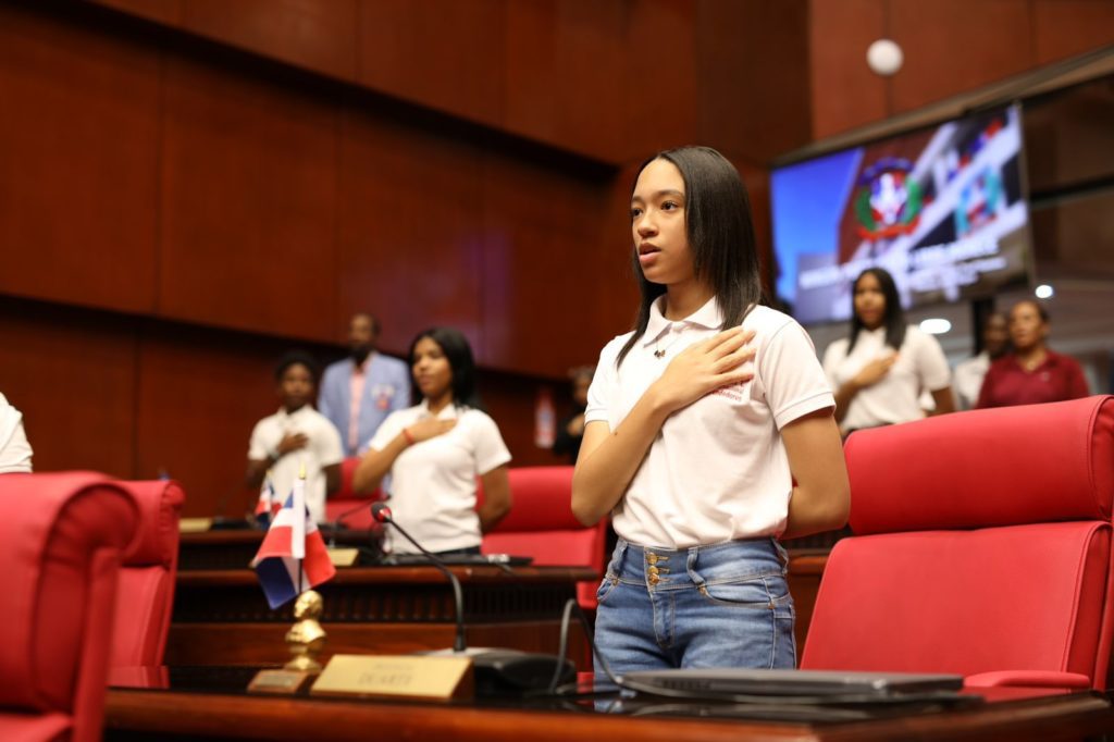 En calidad de invitados especiales del senador Franklin Peña, el Senado de la República recibió la visita de 52 estudiantes, cuatro docentes y nueve miembros de la Asociación de Padres y Amigos de la Escuela, procedentes del Colegio Internacional de Emprendedores (BELTMART), de San Pedro de Macorís, en el marco del programa Visitas Guiadas.