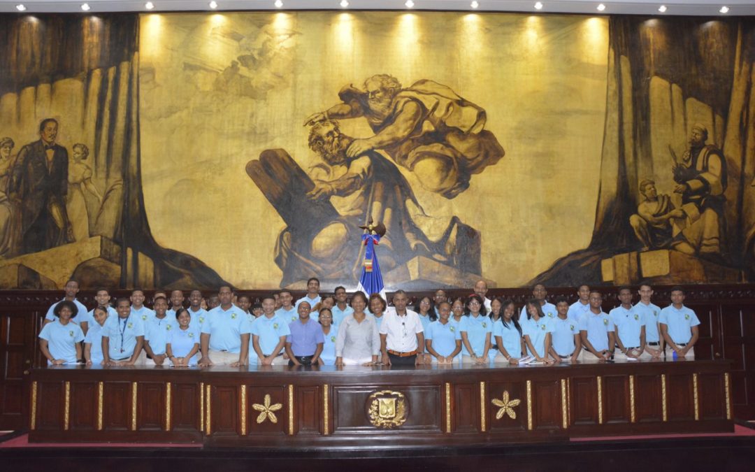 El Senado recibe a estudiantes del Politécnico Parroquial Santa Ana, del Distrito Nacional