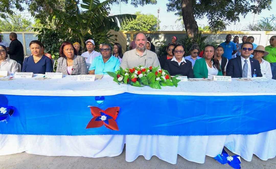 El Senado realiza un acto de izamiento de la Bandera Nacional en  el Liceo Técnico San José, de Barahona
