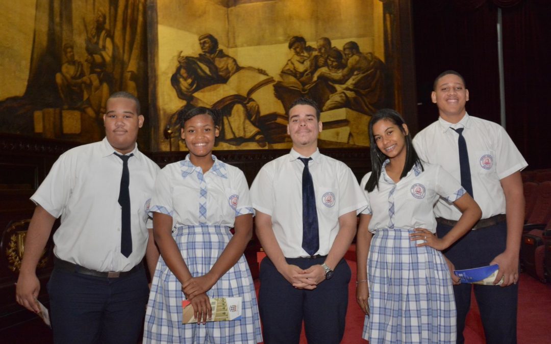 Historial de Noticias 13 Alumnos del Centro Educativo Universo 1ro. , de la provincia Santo Domingo visitan la Cámara Alta