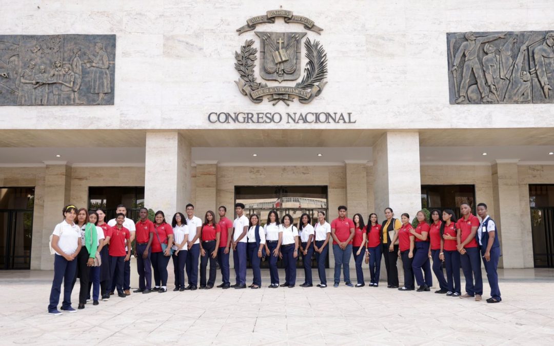 Historial de Noticias 12 Estudiantes del Centro Educativo Aprendiendo Feliz, de la Provincia Santo Domingo conocen el Senado