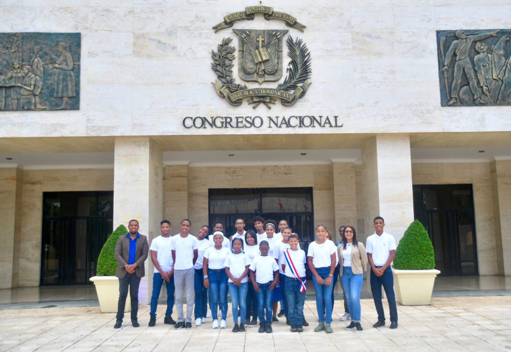 Estudiantes de la Escuela de Idiomas Lantigua Innovation School English Class, de Hato Mayor, visitan el Senado 1 WhatsApp Image 2023 05 25 at 2.53.15 PM