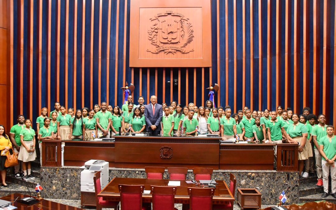 La Cámara Alta abre sus puertas para estudiantes del Liceo Sabana de Nisibón, de la provincia El Seibo