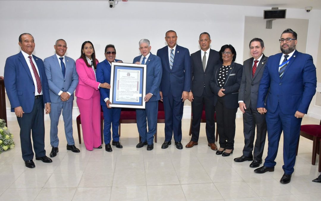Historial de Noticias 12 Senado de la República reconoce al merenguero Kinito Méndez