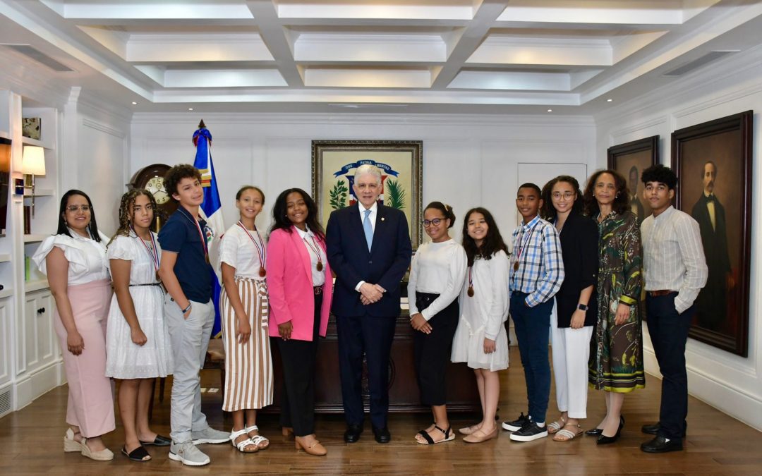 Historial de Noticias 4 Estudiantes meritorios de origen dominicano, residentes en España, conocen el Senado de la República