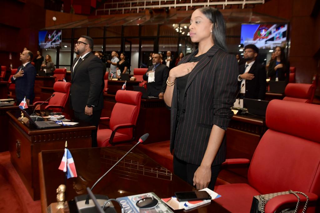 <strong>Presidente del Senado recibe estudiantes Escuela Nacional de Locución profesor Otto Rivera</strong> 1 guiada2