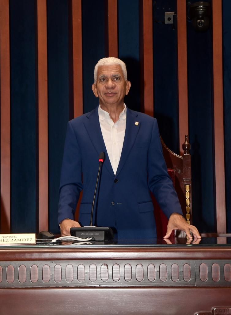 <strong>Presidente del Senado recibe estudiantes Escuela Nacional de Locución profesor Otto Rivera</strong> 2 guiada3