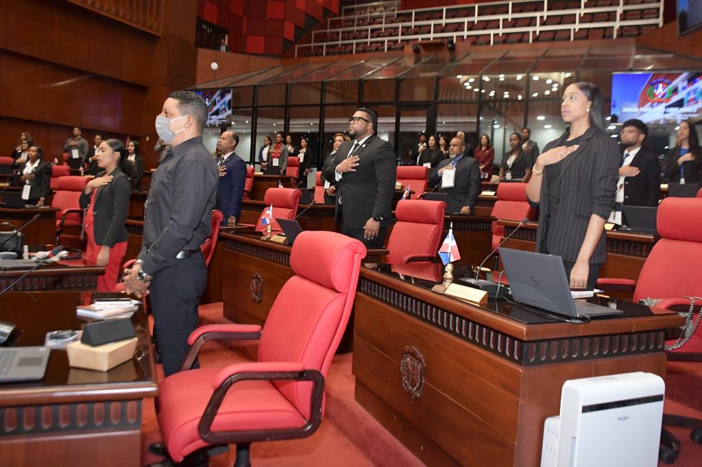 <strong>Presidente del Senado recibe estudiantes Escuela Nacional de Locución profesor Otto Rivera</strong> 3 guiada4