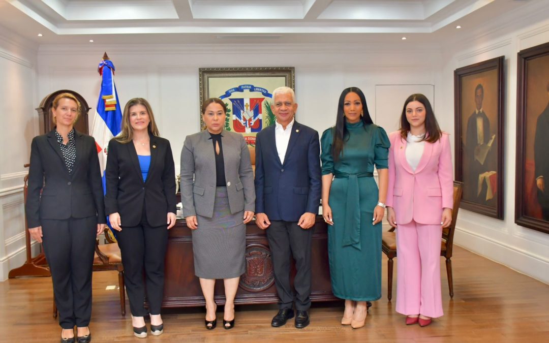 Presidente del Senado, Ricardo De los Santos recibe visita ministra de la Mujer Mayra Jiménez