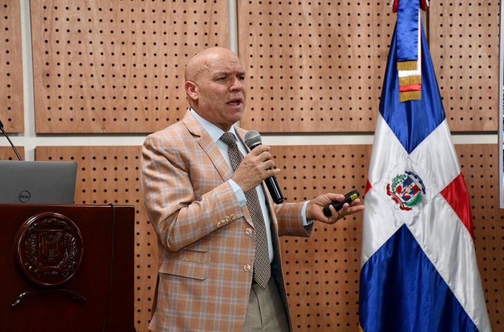 Historial de Noticias 3 Colaboradores del Senado reciben taller sobre Constitución: Deberes y Derechos de las personas y los valores democráticos