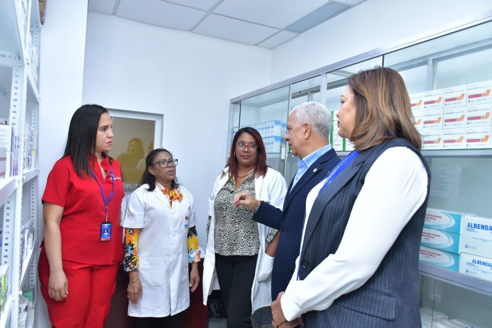 Presidente del Senado encabeza apertura de Farmacia del Pueblo en la