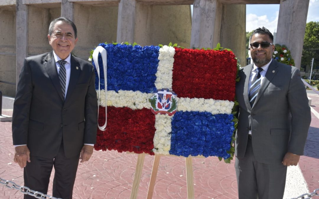 Senado deposita ofrenda floral en Monumento a los Constituyentes en San Cristóbal