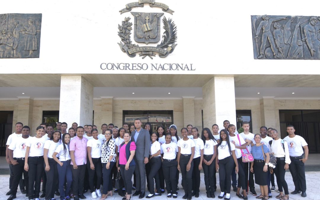 Senado recibe estudiantes de liceo Minerva Mirabal de Santo Domingo invitado por senador Taveras Guzmán