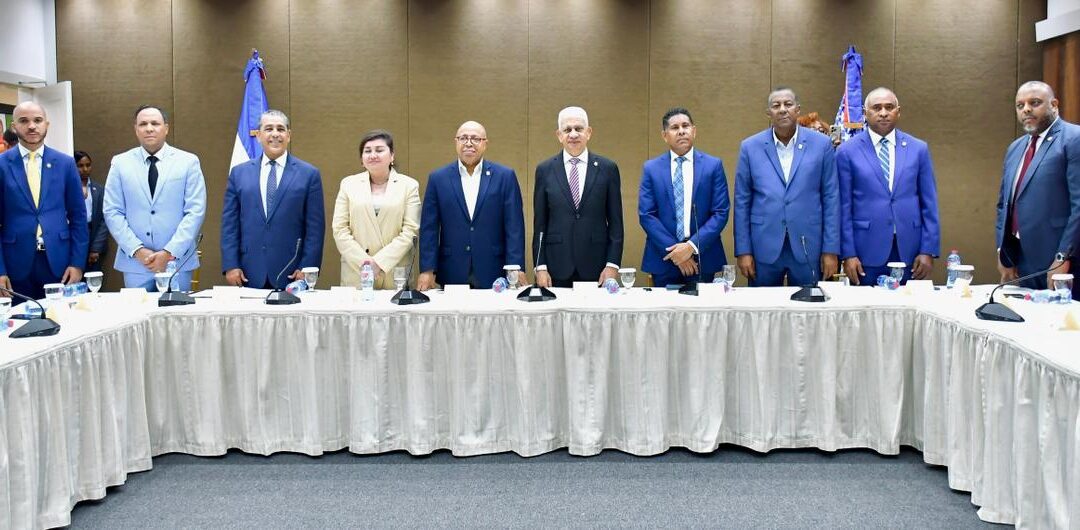 Presidente del Senado Ricardo de los Santos participa endesayuno con diputados dominicanos y asambleístas EU