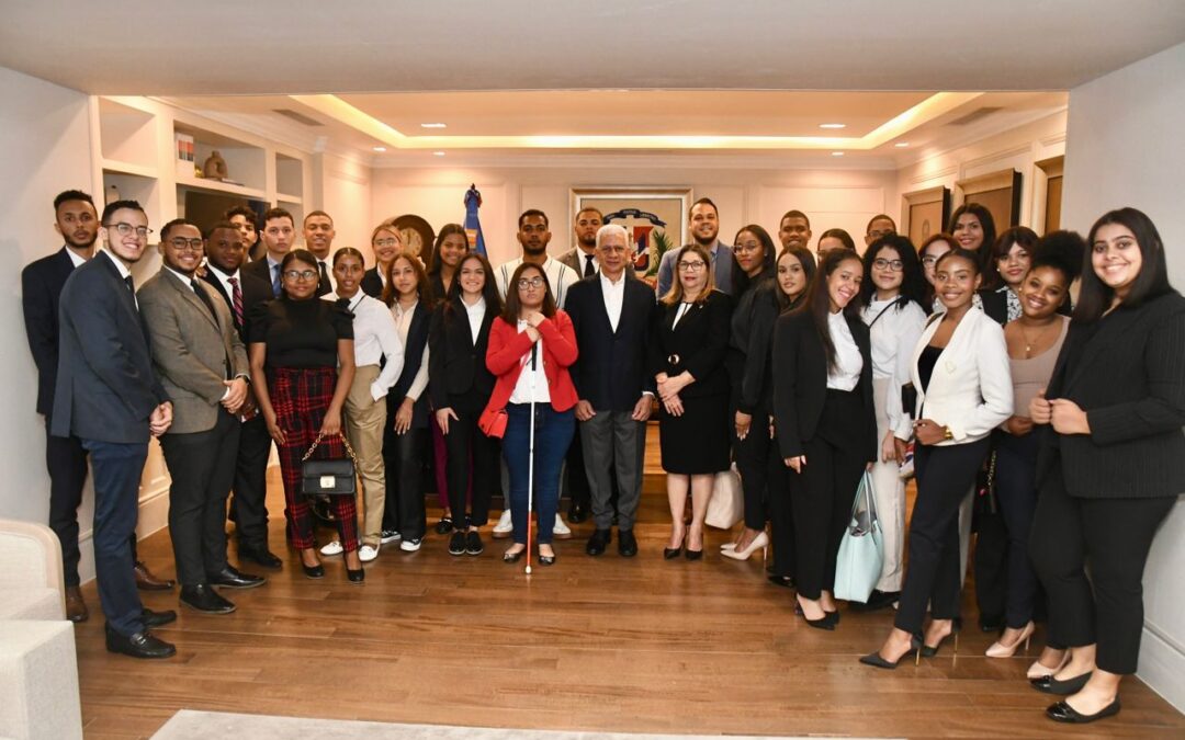 Presidente del Senado Ricardo de los Santos recibe 30 estudiantes de derecho de Unapec