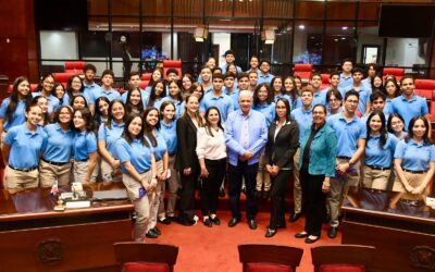 Senado recibe 59 estudiantes y educadores del colegio La Salle en la provincia de Santiago